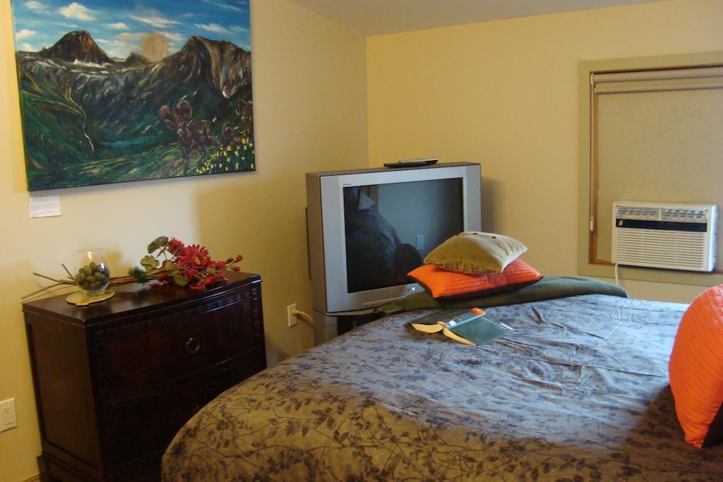 Ypc Fitness & Accomodations Invermere Zimmer foto